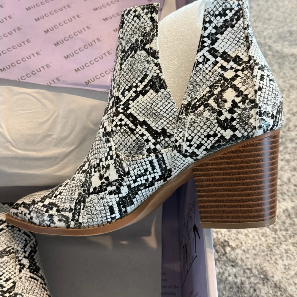 Snakeskin Ankle Boots pointed toe with a chunky stacked heel. Sz 10 - Picture 9 of 9